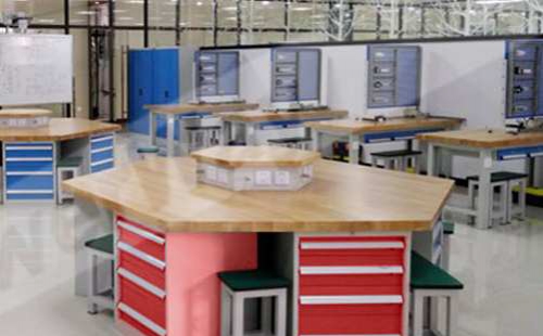 试验室工作台是一种常见的实验室家具
